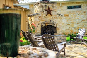 Terrace/patio - Amoroso Cottage - Country-Chic Fredericksburg - one mile from downtown (Fredericksburg)