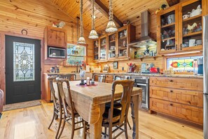 Fridge, microwave, oven, stovetop - Amoroso Cottage - Country-Chic Fredericksburg - one mile from downtown (Fredericksburg)