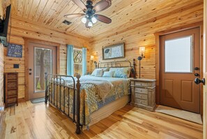 3 bedrooms, iron/ironing board, free WiFi, bed sheets - Amoroso Cottage - Country-Chic Fredericksburg - one mile from downtown (Fredericksburg)