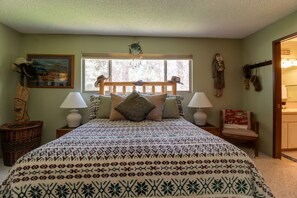 2 bedrooms, desk, WiFi, bed sheets