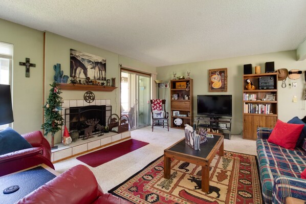 TV, fireplace