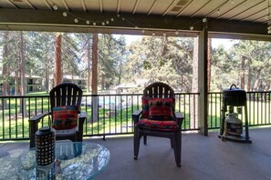 Terrace/patio - Fourth Sisters Hideaway Condo 2 bdrm 2 bath fireplace, clubhouse, pool & spa (Sisters)