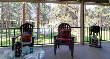 Fourth Sisters Hideaway Condo 2 bdrm 2 bath fireplace, clubhouse, pool & spa