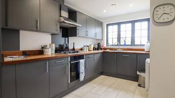 Refrigerador, lavavajillas, tetera eléctrica y tostadora