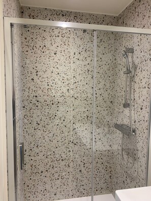 Dusche, Haartrockner, Toilettenpapier