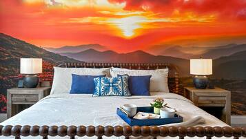 3 habitaciones, escritorio y tabla de planchar con plancha