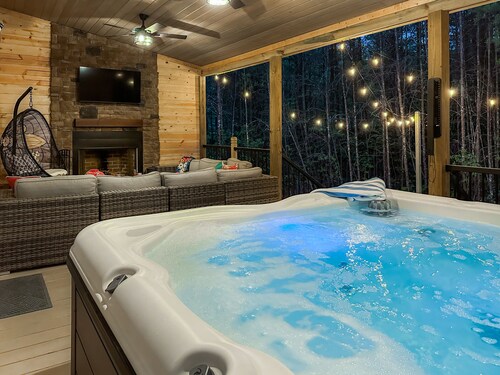 The Edelweiss-Secret Game Room! Arcade Room, Hot Tub, Firepit, 5 min. to town