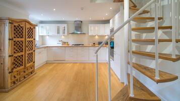 Fridge, oven, stovetop, dishwasher