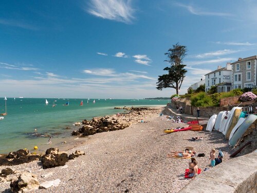 Spacious  5 bedroom split level flat with three bathrooms and open plan kitchen living area, sleeps