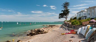 Spacious  5 bedroom split level flat with three bathrooms and open plan kitchen living area, sleeps