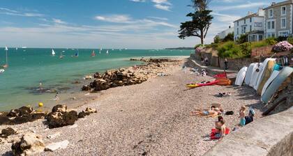 Spacious 5 bedroom split level flat with three bathrooms and open plan kitchen living area, sleeps