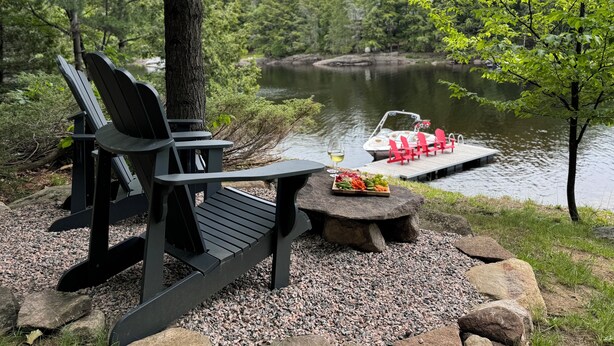 Property grounds - Secluded Lakeside Cottage in Beautiful Whitestone (Whitestone)