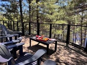 Outdoor dining - Secluded Lakeside Cottage in Beautiful Whitestone (Whitestone)
