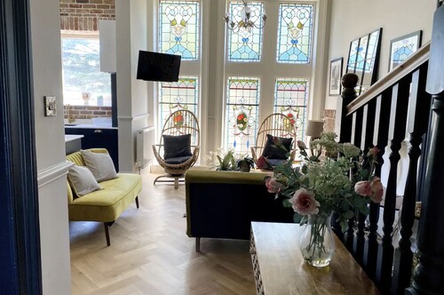 Stunning Victorian Home Near Dumbreck Station