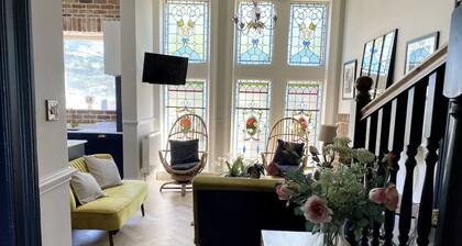 Stunning Victorian Home Near Dumbreck Station