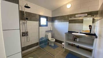 Habitació estàndard | Bany | Articles de tocador gratuïts, assecador de cabells i barnussos