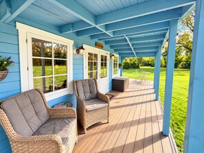 Outdoor dining - Cosy Countryside Lodge, 10 Mins From the Beach and National Park (Maybole)
