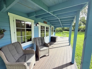 Outdoor dining - Cosy Countryside Lodge, 10 Mins From the Beach and National Park (Maybole)
