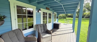 Cosy countryside LODGE, 10 mins from the beach and national park