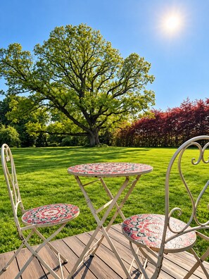 Outdoor dining - Cosy Countryside Lodge, 10 Mins From the Beach and National Park (Maybole)