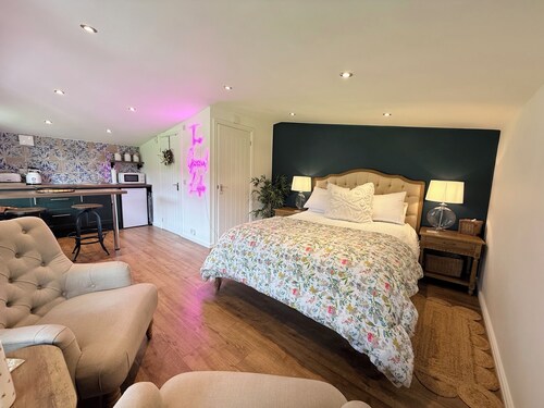 Cosy countryside LODGE, 10 mins from the beach and national park