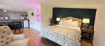 Cosy countryside LODGE, 10 mins from the beach and national park