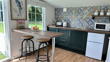 Réfrigérateur, micro-ondes, cafetiÚre/bouilloire, bouilloire électrique