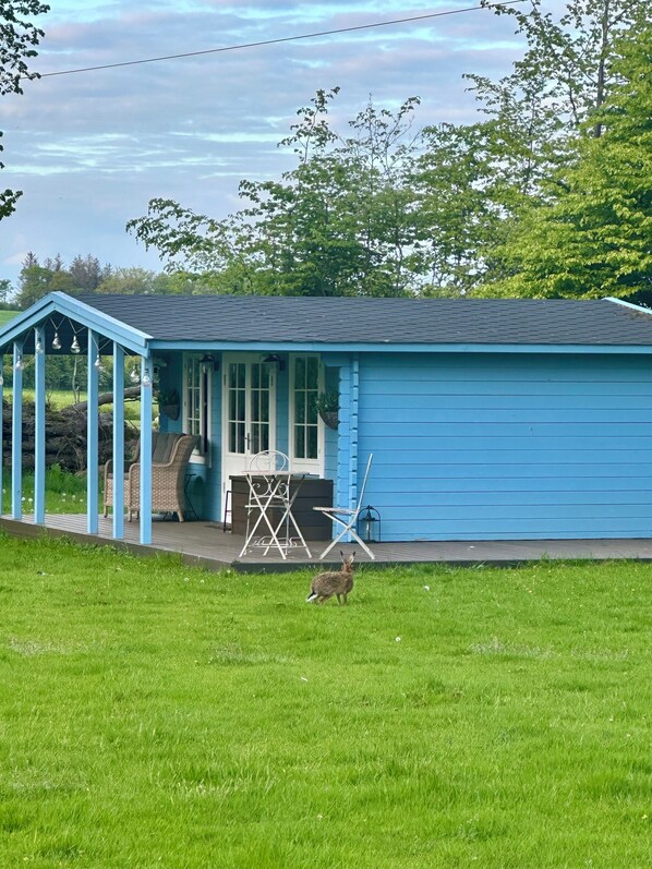 Terrace/patio - Cosy Countryside Lodge, 10 Mins From the Beach and National Park (Maybole)