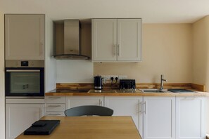 ثلاجة، ميكروويف، فرن، غسالة أطباق