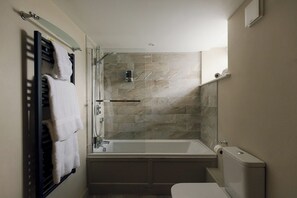 وحدات دش مع أحواض استحمام، مناشف