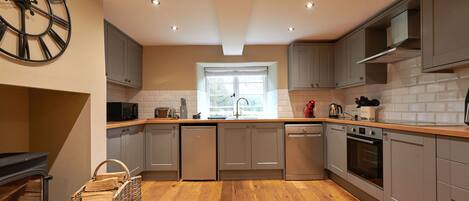 Diskmaskin, grytor/köksredskap och matbord