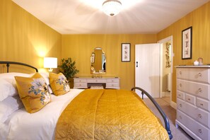 4 bedrooms, iron/ironing board, internet, bed sheets - Netherdale Farmhouse, Upperdale | Peak District (Buxton)