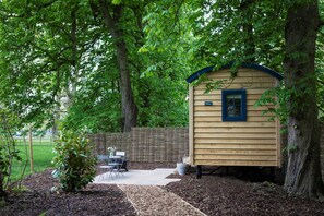 Terrace/patio - Fallow Shepherd's Hut Chatsworth Estate (Baslow)