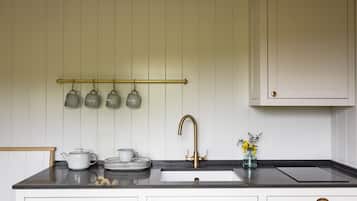 Frigorífic, microones i utensilis de cuina, vaixella i coberteria