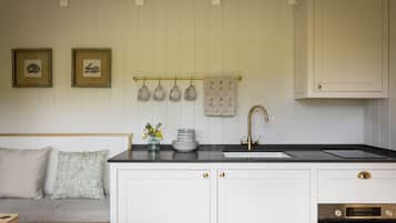 Fridge, cookware/dishes/utensils