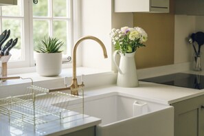 Dishwasher, toaster, cookware/dishes/utensils - Keeper's Cottage Chatsworth Estate (Baslow)