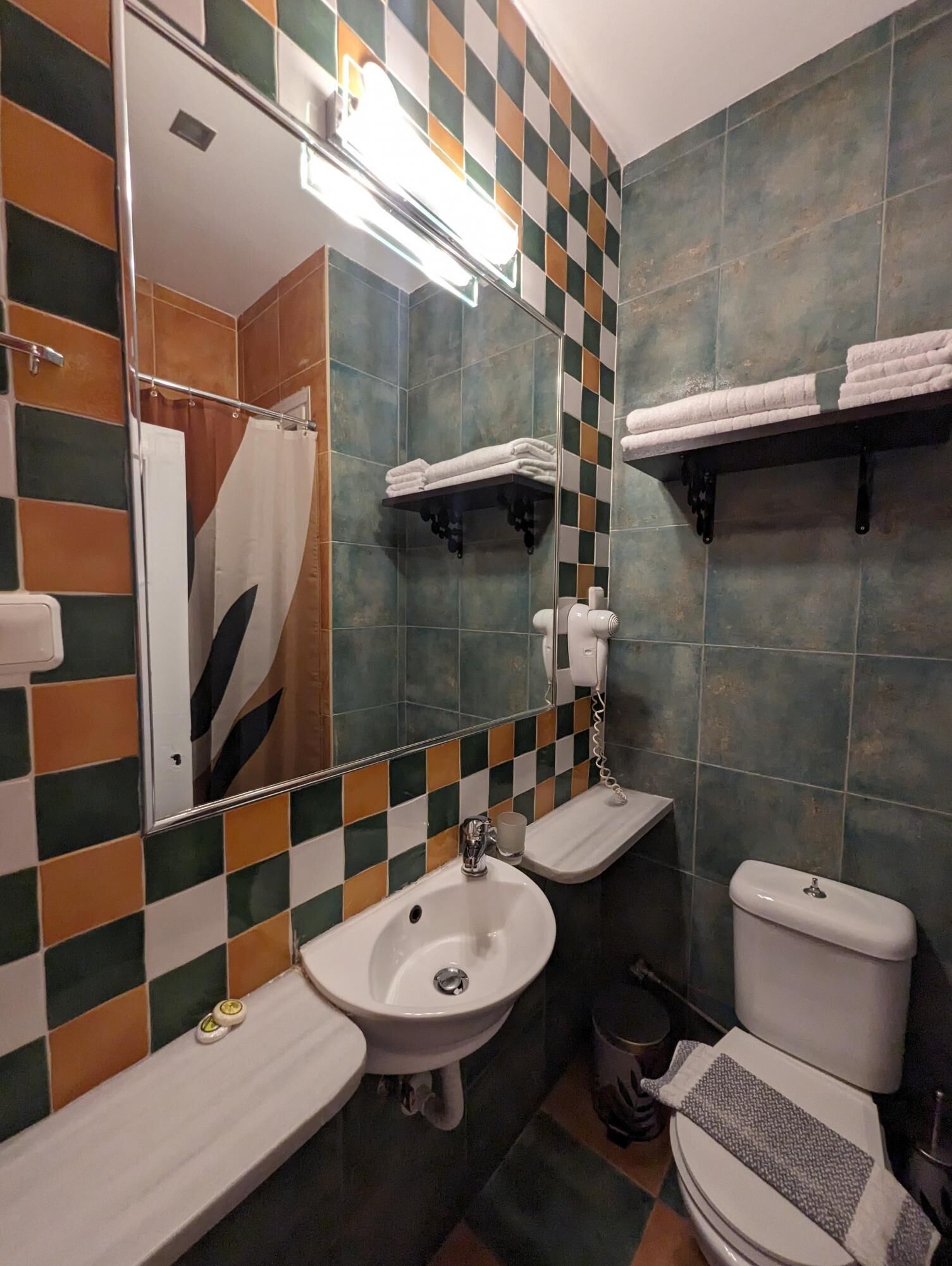 Ducha, secador de pelo y toallas