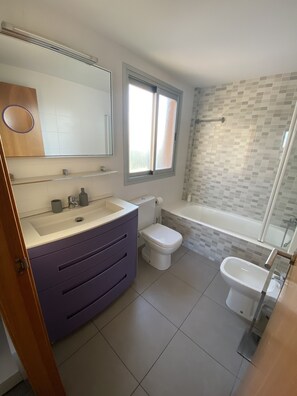 Dusj, hårføner, bidé og håndklær