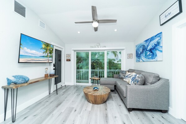 Smart TV, table tennis