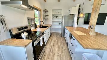 Geladeira, micro-ondas, fogão, cooktop