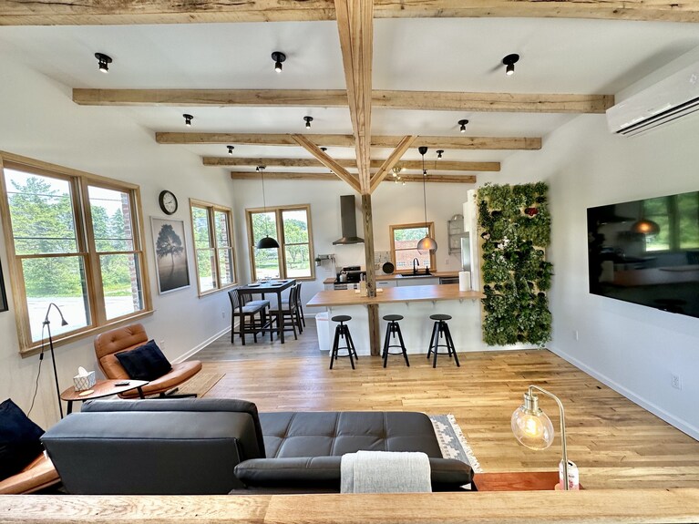 Bankers Loft W/ Washer, Dryer King Size Bed Beautiful Space For A Beautiful Stay - Floyd, VA