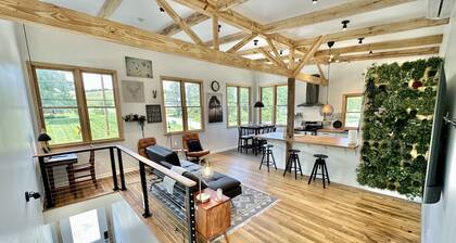 Bankers Loft with King Size Bed - Beautiful Space for a Beautiful Stay