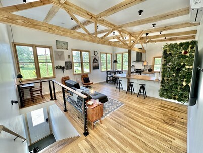 Bankers Loft w/ Washer, Dryer King Size Bed Beautiful Space for a Beautiful Stay