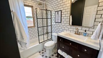 Handtücher, Seife, Shampoo, Toilettenpapier