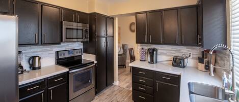 Kjøleskap, mikrobølgeovn, ovn og kokeplater