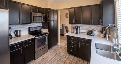 Sleeps 10! Entire House, Pool, close to strip