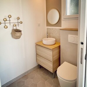 Suihku, hiustenkuivaaja, pyyhkeet, saippua