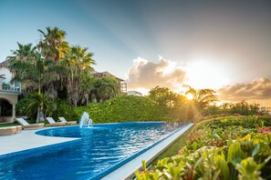 Una piscina al aire libre, una piscina climatizada