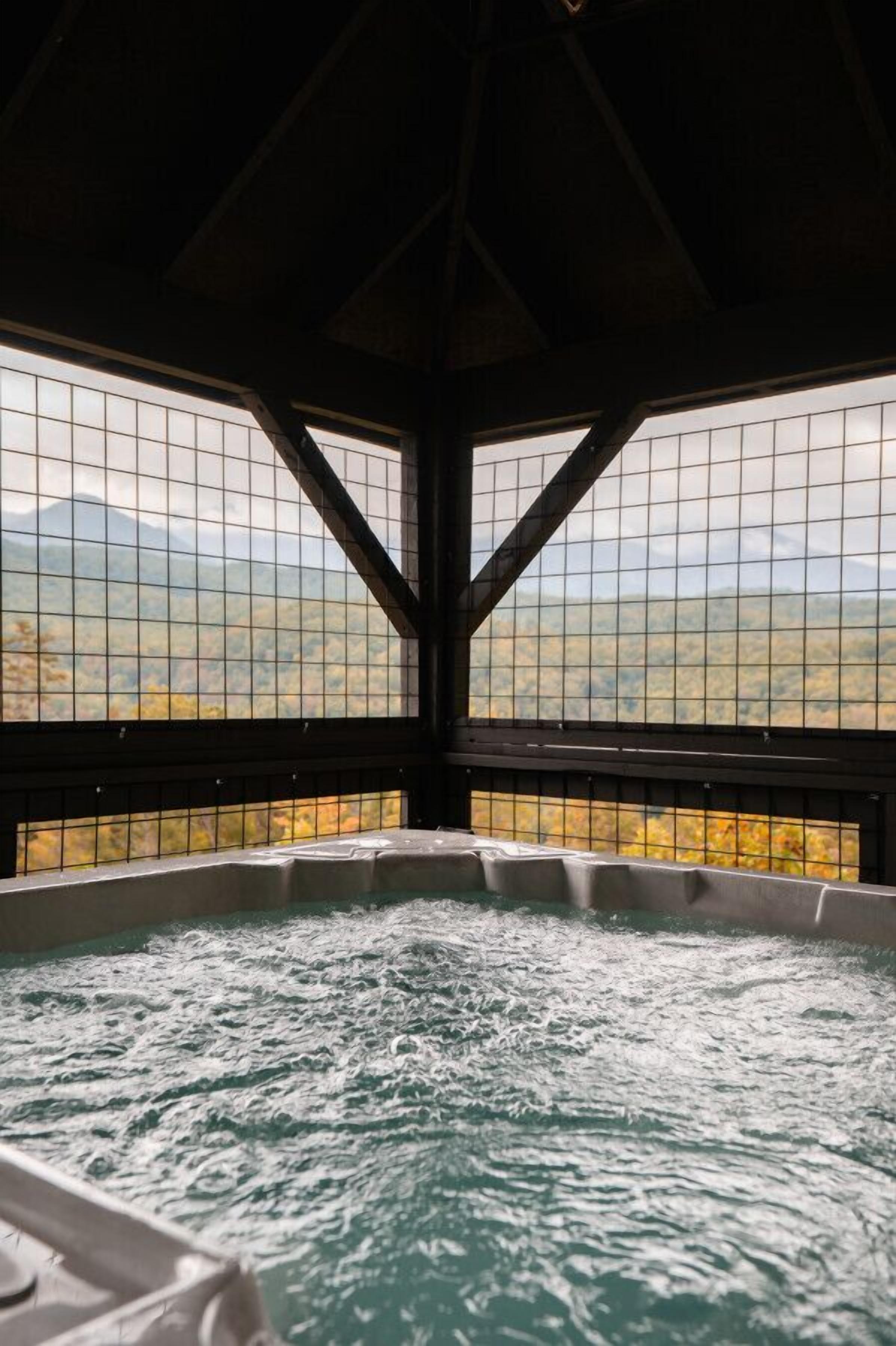 Tina de hidromasaje al aire libre