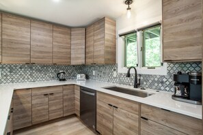 Een koelkast, een microgolfoven, een oven, een kookplaat